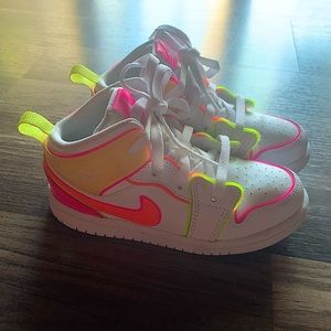 Nike Air Jordan 1 Mid Edge Glow Sneakers